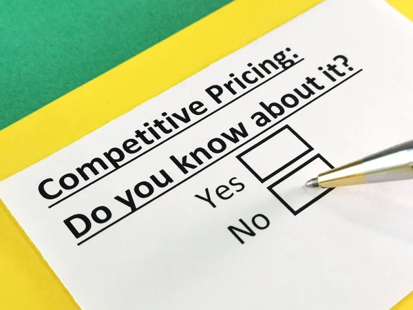 Una Persona Está Respondiendo Pregunta Sobre Precios Competitivos — Foto de Stock