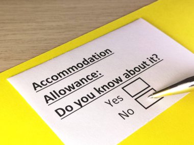 Bir kişi konaklama parası ile ilgili soruya cevap veriyor.