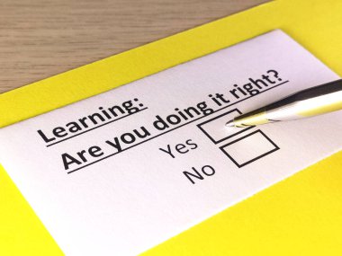 Bir kişi öğrenmeyle ilgili soruya cevap veriyor..