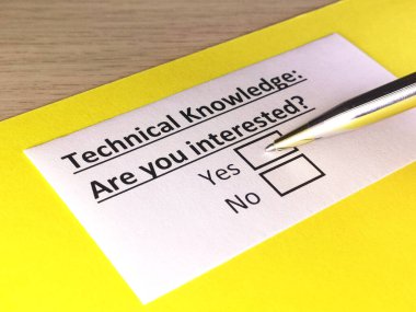 Bir kişi teknik bilgiyle ilgili soruya cevap veriyor..