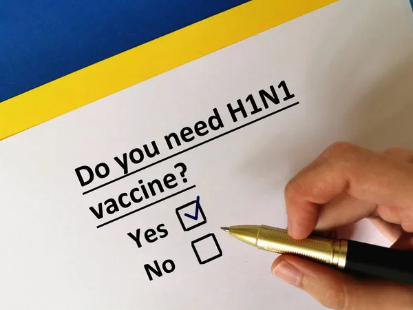 ワクチンに関する質問に一人が答えている H1N1ワクチンが必要だ — ストック写真