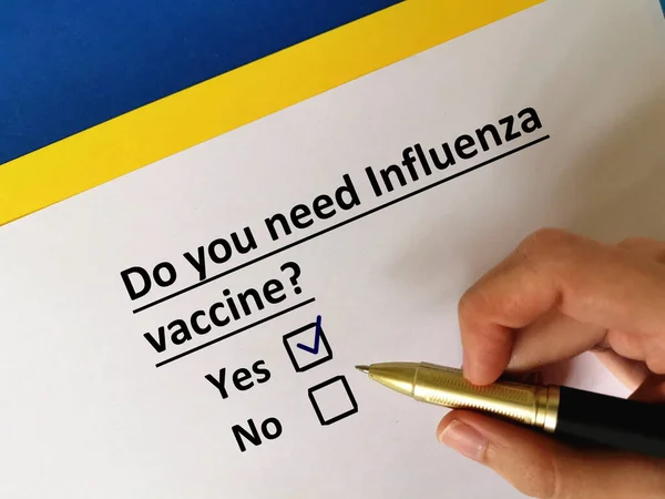 ワクチンに関する質問に一人が答えている インフルエンザワクチンが必要だ — ストック写真