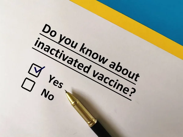 ワクチンに関する質問に一人が答えている 彼は不活化ワクチンを知っている — ストック写真