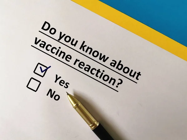 ワクチンに関する質問に一人が答えている ワクチンの反応を知ってる — ストック写真