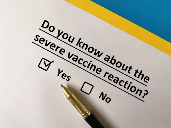 ワクチンに関する質問に一人が答えている 彼は重度のワクチン反応を知っている — ストック写真