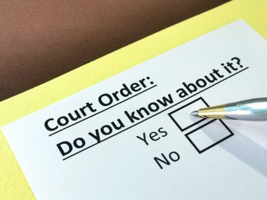 Bir kişi mahkeme kararıyla ilgili soruya cevap veriyor..