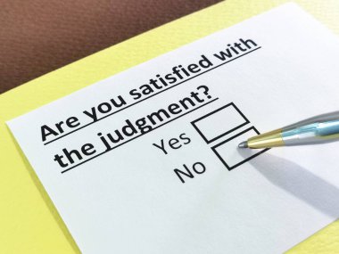 Bir kişi yargıyla ilgili soruya cevap veriyor..