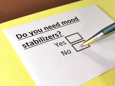 Bir kişi ruh hali dengeleyiciler hakkındaki soruyu cevaplıyor..