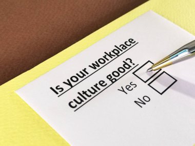 Bir kişi işyeri kültürüyle ilgili soruya cevap veriyor.