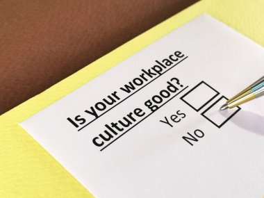 Bir kişi işyeri kültürüyle ilgili soruya cevap veriyor.