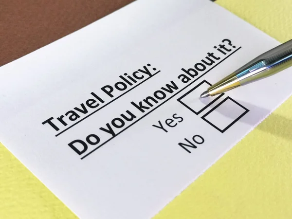 Una Persona Está Respondiendo Una Pregunta Sobre Política Viajes — Foto de Stock