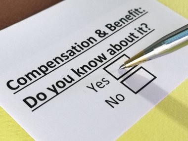 Bir kişi tazminat ve yararla ilgili soruya cevap veriyor.