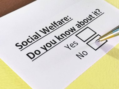 Bir kişi sosyal refahla ilgili soruya cevap veriyor..