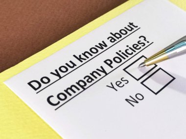 Bir kişi şirket politikaları hakkındaki soruları cevaplıyor..