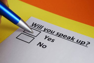 Bir kişi konuşma şansı ile ilgili soruya cevap veriyor..