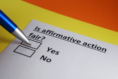 Bir kişi pozitif ayrımcılık fuarıyla ilgili soruya cevap veriyor..