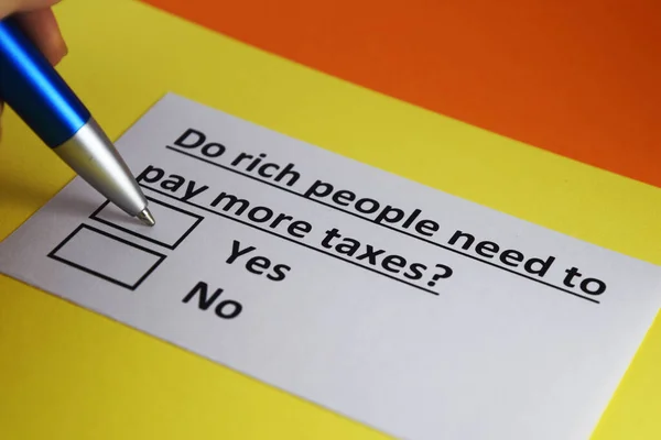 Eine Person Beantwortet Fragen Zur Besteuerung — Stockfoto