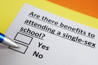Bir kişi, tek cinsiyetli bir okula gitmenin faydalarıyla ilgili soruları cevaplıyor..