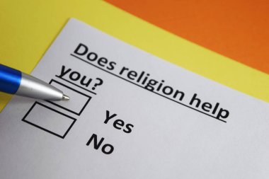 Bir kişi dinle ilgili soruya cevap veriyor..