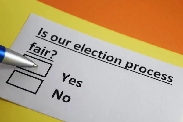 Uma Pessoa Está Respondendo Pergunta Sobre Processo Eleitoral — Fotografia de Stock