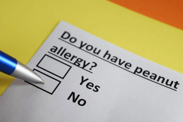 Una Persona Está Respondiendo Pregunta Sobre Alergia Cacahuete — Foto de Stock