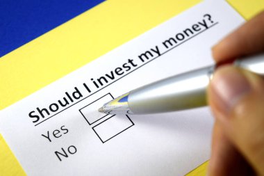 Bir kişi yatırımla ilgili soruya cevap veriyor.