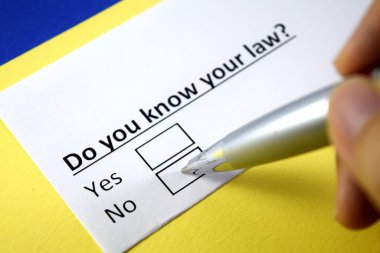 Bir kişi hukuku bilmekle ilgili soruya cevap veriyor..