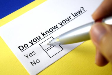 Bir kişi hukuku bilmekle ilgili soruya cevap veriyor..