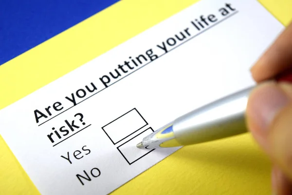 One Person Answering Question Putting Life Risk — Stock Photo, Image