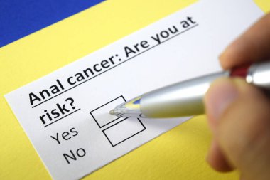 Bir kişi anal kanserle ilgili soruya cevap veriyor..