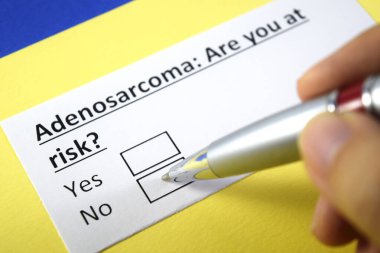 Bir kişi adrenosarkoma ile ilgili soruya cevap veriyor..