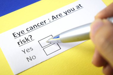 Bir kişi göz kanseri sorusuna cevap veriyor..