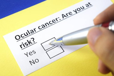 Bir kişi göz kanseri sorusunu cevaplıyor..