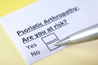 Bir kişi sedef hastalığıyla ilgili soruya cevap veriyor..