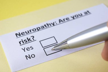 Bir kişi nöropati ile ilgili soruya cevap veriyor..