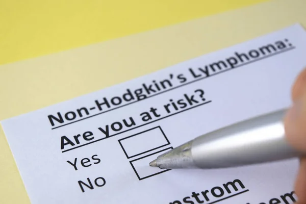 Una Persona Está Respondiendo Pregunta Sobre Linfoma Hodgkin — Foto de Stock