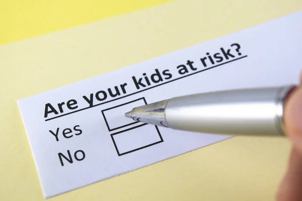 One Person Answering Question Risk Kids — Stock Photo, Image