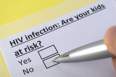 Bir kişi HIV enfeksiyonuyla ilgili soruya cevap veriyor.
