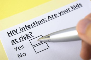 Bir kişi HIV enfeksiyonuyla ilgili soruya cevap veriyor.