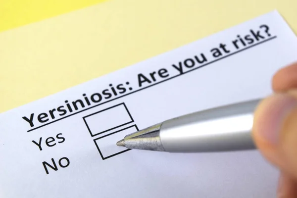 Una Persona Está Respondiendo Pregunta Sobre Yersiniosis — Foto de Stock