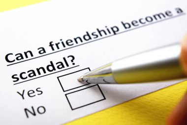 Bir kişi arkadaşlık ve skandalla ilgili soruya cevap veriyor..