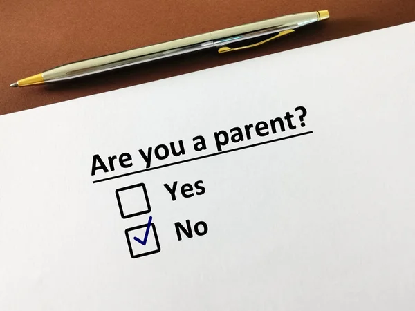 Egy Ember Válaszol Szülői Neveléssel Kapcsolatos Kérdésre Nem Szülő — Stock Fotó