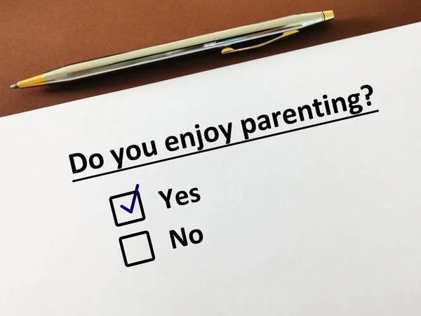 Egy Ember Válaszol Szülői Neveléssel Kapcsolatos Kérdésre Szereti Nevelést — Stock Fotó