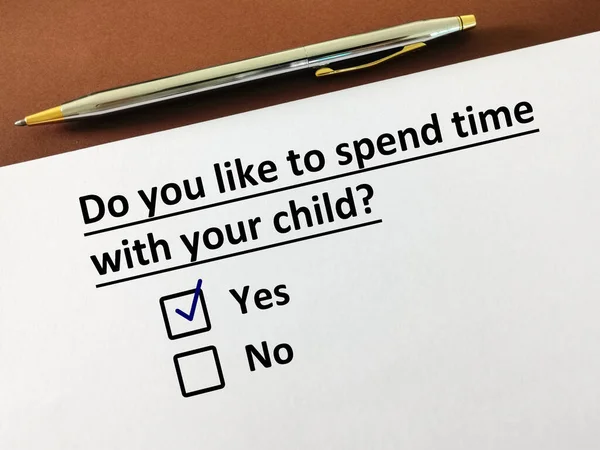 Una Persona Está Respondiendo Una Pregunta Sobre Crianza Los Hijos — Foto de Stock