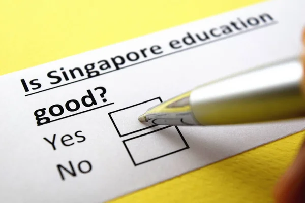 Una Persona Está Respondiendo Pregunta Sobre Educación Singapur — Foto de Stock