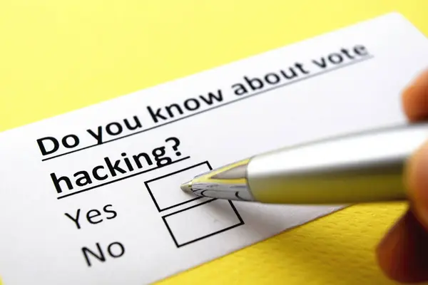 Uma Pessoa Está Respondendo Pergunta Sobre Hacking Voto — Fotografia de Stock