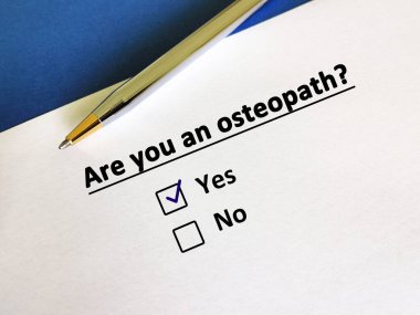Bir kişi tıp uzmanıyla ilgili soruya cevap veriyor. O bir osteopat..