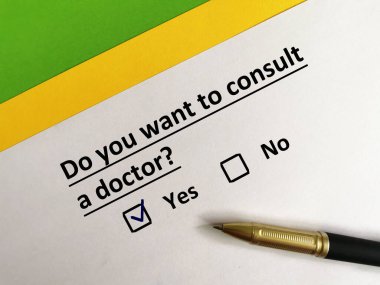 Bir kişi tıp uzmanıyla ilgili soruya cevap veriyor. Doktora görünmesi gerekiyor..