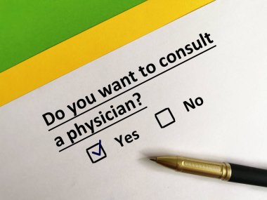 Bir kişi tıp uzmanıyla ilgili soruya cevap veriyor. Doktora görünmesi gerekiyor..