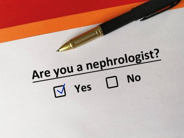 Bir kişi tıp uzmanıyla ilgili soruya cevap veriyor. O bir nefrolog..